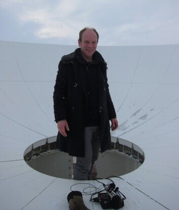 Da musikkprofessor Øyvind Brandtsegg skulle lage kunst for Kartverket dro han til Svalbard for å se på antennen Kartverket har der. Det ble starten på en reise til de kraftigste stjernene i verdensrommet: kvasarene. (Foto: NTNU) Da musikkprofessor Øyvind Brandtsegg skulle lage kunst for Kartverket dro han til Svalbard for å se på antennen Kartverket har der. Det ble starten på en reise til de kraftigste stjernene i verdensrommet: kvasarene. (Foto: NTNU)