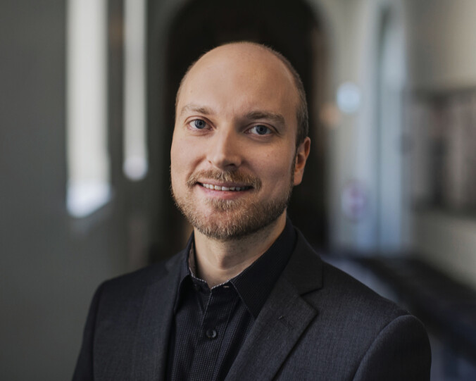 - Store budhopp i budrunden kan føre til færre budgivere, men de som er igjen vil bli med videre og by opp til egen betalingsvilje uansett, forklarer økonom og postdok Ole Jakob PPPSønstebø ved NTNU. Foto: - Store budhopp i budrunden kan føre til færre budgivere, men de som er igjen vil bli med videre og by opp til egen betalingsvilje uansett, forklarer økonom og postdok Ole Jakob PPPSønstebø ved NTNU. Foto: