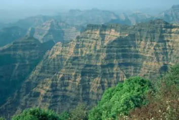 "Dette bildet av Deccan traps viser lag på lag med lava. Utbruddene var større en noe vulkanutbrudd i moderne tid. På sitt tykkeste er Deccan traps 2,7 kilometer. Området dekker rundt 500 000 kvadratkilometer. Utbruddene kan ha vart i et par millioner år."