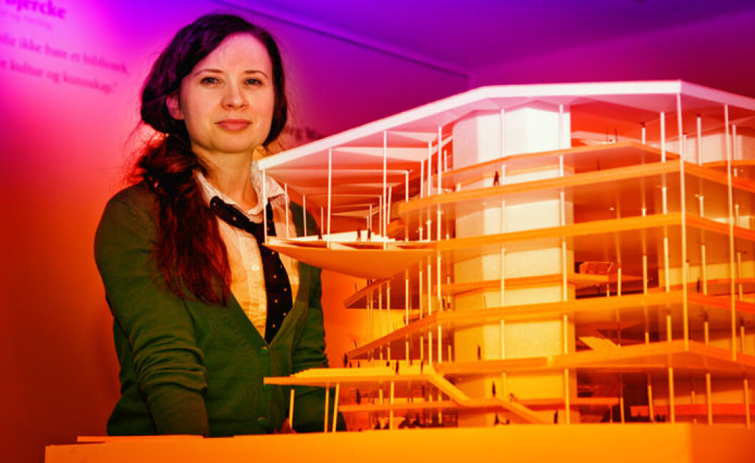 Forsker Sunniva Evjen ønsker seg politiske visjoner for Nye Deichman og bibliotektjenesten fremover. Her ved en modell av det nye hovedbiblioteket. (Foto: John Hughes/HiOA) Forsker Sunniva Evjen ønsker seg politiske visjoner for Nye Deichman og bibliotektjenesten fremover. Her ved en modell av det nye hovedbiblioteket. (Foto: John Hughes/HiOA)