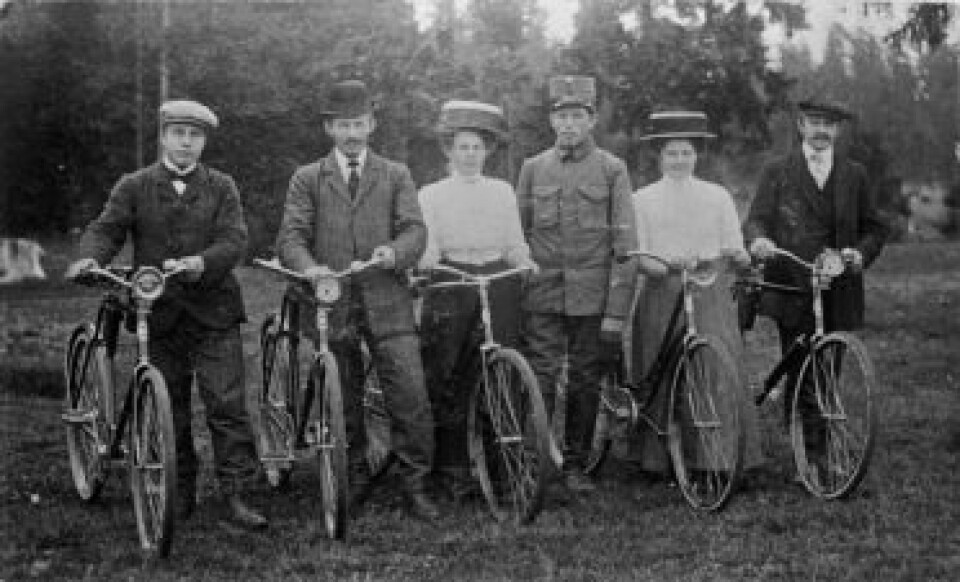 Både damer og herrer fra borgerskapet likte å dra på sykkeltur. Etter hvert fikk også kvinner fra arbeiderklassen råd til å kjøpe sykkel. Dette bildet er tatt en gang mellom 1910 og 1940. (Foto: Akershusbasen)
