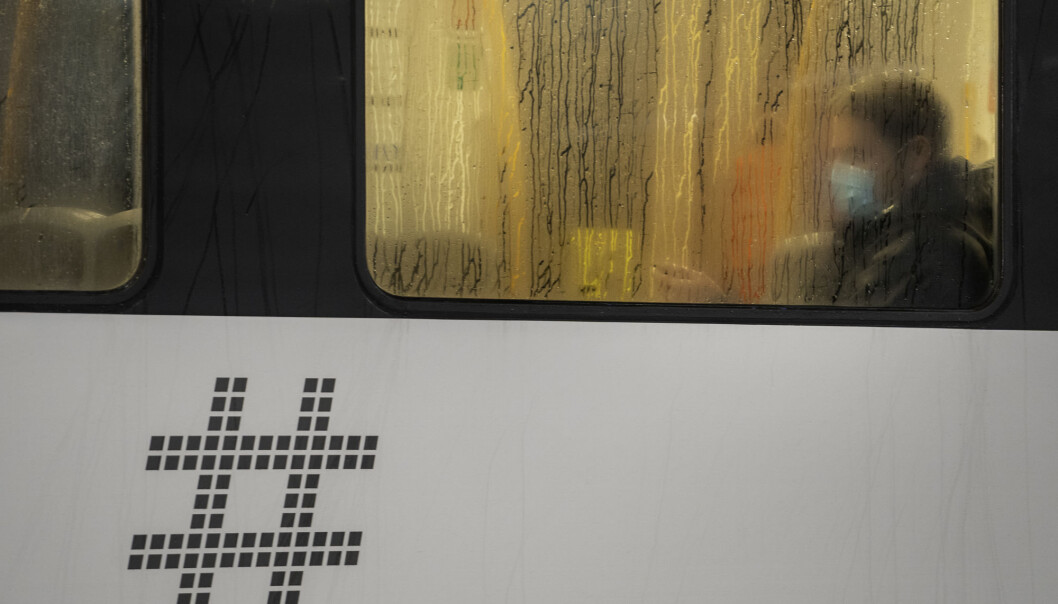 Mange er slitne av koronatiltakene og vil gjerne senke skuldrene. Her fra T-banen i Oslo. Mange er slitne av koronatiltakene og vil gjerne senke skuldrene. Her fra T-banen i Oslo.