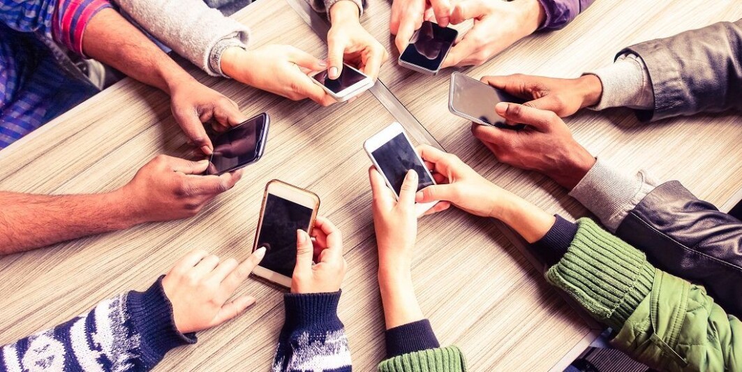 All kinds of activities have become connected to how we use our smartphones. But it’s a myth that we’re constantly on our cell phone when we’re with other people, according to Norwegian researchers. All kinds of activities have become connected to how we use our smartphones. But it’s a myth that we’re constantly on our cell phone when we’re with other people, according to Norwegian researchers.