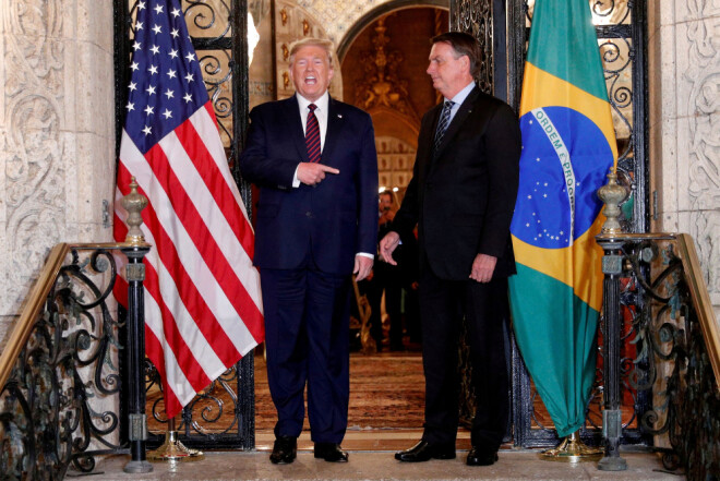 USAs president Donald Trump og Brasils president Jair Bolsonaro er blitt trukket fram som eksempler på mannlige statsledere som ikke har taklet pandemien godt. Begge er selv blitt smittet av viruset. USAs president Donald Trump og Brasils president Jair Bolsonaro er blitt trukket fram som eksempler på mannlige statsledere som ikke har taklet pandemien godt. Begge er selv blitt smittet av viruset.