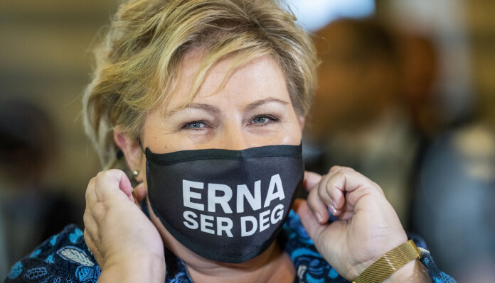 Erna Solberg (H) hadde nytt munnbind på seg før fremleggelsen av statsbudsjett for 2021. I et intervju med NTB 16. april i fjor sa Solberg at hun ikke er sikker på at det nødvendigvis er noen sammenheng mellom statslederes kjønn og måten landet har taklet koronakrisen på. Erna Solberg (H) hadde nytt munnbind på seg før fremleggelsen av statsbudsjett for 2021. I et intervju med NTB 16. april i fjor sa Solberg at hun ikke er sikker på at det nødvendigvis er noen sammenheng mellom statslederes kjønn og måten landet har taklet koronakrisen på.