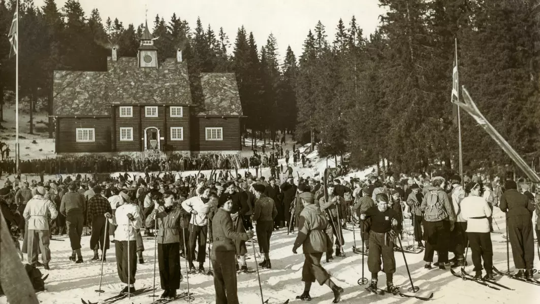 Sol og truleg godt føre: Storutfart framfor det gamle Skimuseet ved Frognerseteren ein gang i 1920-åra.