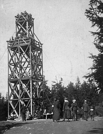 Tryvannstårnet var eit populært turmål allereie frå 1863, da det første utkikstårnet blei bygga av Thomas Heftye. Her frå det andre tårnet, omlag 1920. Tryvannstårnet var eit populært turmål allereie frå 1863, da det første utkikstårnet blei bygga av Thomas Heftye. Her frå det andre tårnet, omlag 1920.