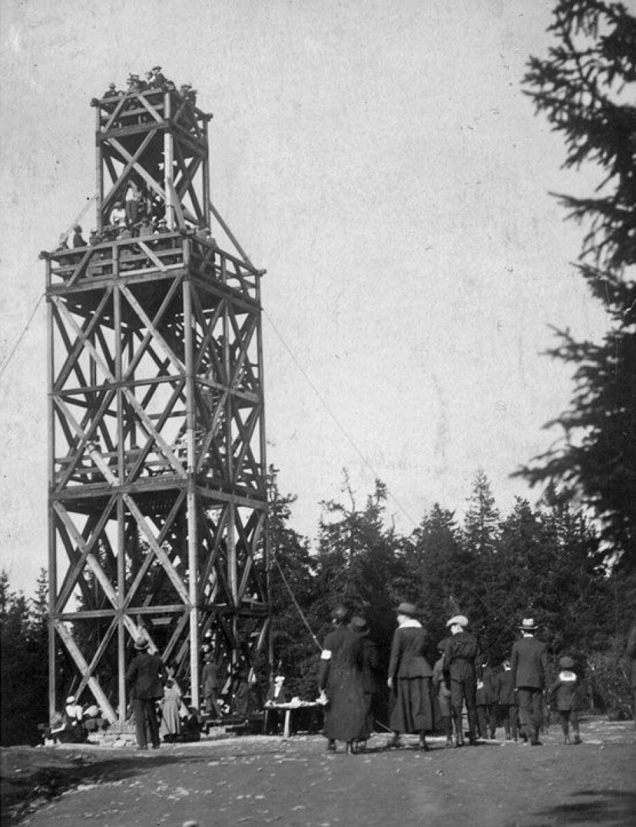 Tryvannstårnet var eit populært turmål allereie frå 1863, da det første utkikstårnet blei bygga av Thomas Heftye. Her frå det andre tårnet, omlag 1920.