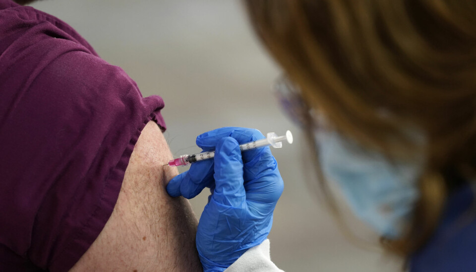 En person får sin andre dose av koronavaksinen til Pfizer/Biontech på en klinikk i britiske Sheffield. Pfizer opplyser at deres vaksine også er effektiv mot de muterte koronavirusene.