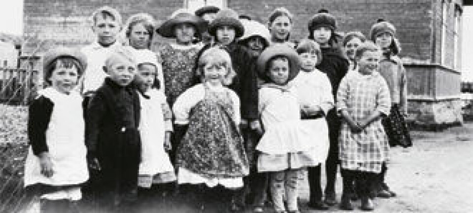 "En gruppe kvenske barn i Salttjern, Vadsø kommune, et kjerneområde for finsk innvandring. Bildet er tatt i 1926. Foto: Samuli Paulaharju. Tromsø museum/Nasjonalmuseet Helsingfors."