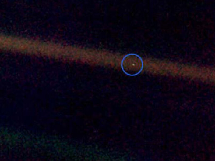 Voyager 1 tok dette bildet av jordkloden 6. juli 1990. Da var romskipet omtrent 6 milliarder kilometer fra sola, mot 18 milliarder kilometer nå. (Foto: NASA) Voyager 1 tok dette bildet av jordkloden 6. juli 1990. Da var romskipet omtrent 6 milliarder kilometer fra sola, mot 18 milliarder kilometer nå. (Foto: NASA)