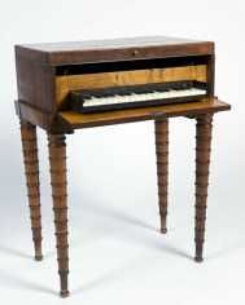 Denne praktiske kombinasjonen av sybord og piano fra 1800-tallet viser tydelig hva som var forventningene til borgerklassens kvinner. (Foto: Anne-Lise Reinsfelt/Norsk Folkemuseum) Denne praktiske kombinasjonen av sybord og piano fra 1800-tallet viser tydelig hva som var forventningene til borgerklassens kvinner. (Foto: Anne-Lise Reinsfelt/Norsk Folkemuseum)
