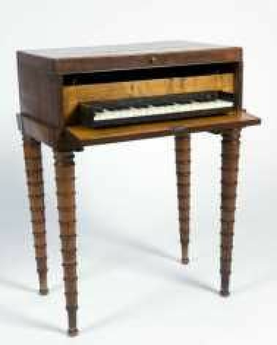 Denne praktiske kombinasjonen av sybord og piano fra 1800-tallet viser tydelig hva som var forventningene til borgerklassens kvinner. (Foto: Anne-Lise Reinsfelt/Norsk Folkemuseum)