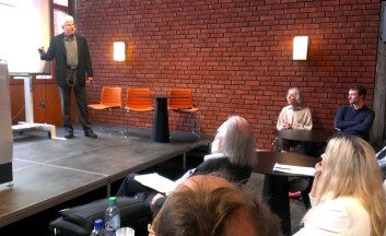 David Buss presenterte menneskelige paringsstrategier for tilhørerne på Blindern. Han mener de evolusjonære forklaringene på hvorfor kjønnene opptrer forskjellig står sterkere enn teoriene fra den klassiske psykologien. (Foto: Hanne Østli Jakobsen) David Buss presenterte menneskelige paringsstrategier for tilhørerne på Blindern. Han mener de evolusjonære forklaringene på hvorfor kjønnene opptrer forskjellig står sterkere enn teoriene fra den klassiske psykologien. (Foto: Hanne Østli Jakobsen)