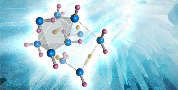 Strukturen i et iskrystall. Oksygenatomer er blå og hydrogenatomer er lyserøde. Frie hydrogenatomer er gullfargede. Tidligere trodde forskerne at disse bare fantes inne i den grå mangekanten, som på figuren. De nye resultatene viser at de kan være andre steder. Dette kan forklare at hydrogenatomene frigjøres ved lavere trykk enn antatt. (Foto: (Figur: Oak Ridge National Laboratory))