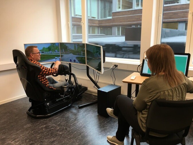 Både erfarne trafikklærere og studenter på trafikklærerutdanningen, samt trafikkskoleelever har deltatt som informanter. Både erfarne trafikklærere og studenter på trafikklærerutdanningen, samt trafikkskoleelever har deltatt som informanter.