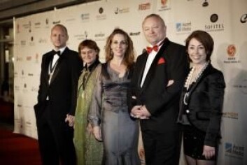 Teamet bak Forbrytelsen på den røde løperen. Hovedforfatter Søren Sveistrup, produsent Piv Bernth og skuespillerne Ann Eleonora Jørgensen, Bjarne Henriksen og Sofie Gråbøl. Men hvor er regissørene? (Foto: DR Presse/Tine Harden) Teamet bak Forbrytelsen på den røde løperen. Hovedforfatter Søren Sveistrup, produsent Piv Bernth og skuespillerne Ann Eleonora Jørgensen, Bjarne Henriksen og Sofie Gråbøl. Men hvor er regissørene? (Foto: DR Presse/Tine Harden)
