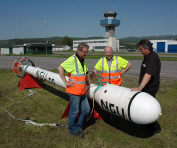 NGUs Rolf Lynum, Janusz Koziel og Jan Steinar Rønning ved målesonden som registrerer variasjoner i magnetfeltet og den elektriske ledningsevnen i berggrunnen. (Foto: Gudmund Løvø/NGU) NGUs Rolf Lynum, Janusz Koziel og Jan Steinar Rønning ved målesonden som registrerer variasjoner i magnetfeltet og den elektriske ledningsevnen i berggrunnen. (Foto: Gudmund Løvø/NGU)