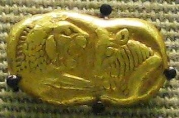 "Krøsus-mynt fra rundt 550 f.Kr. som nå er på British Museum. " (Foto: (Wikimedia Commons)) "Krøsus-mynt fra rundt 550 f.Kr. som nå er på British Museum. " (Foto: (Wikimedia Commons))
