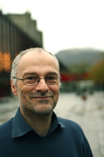 Elever blir stadig mer uinteressert i realfag. Professor Rolf Reber ved Institutt for biologisk og medisinsk psykologi vil snu trenden. (Foto: Walter N. Wehus) Elever blir stadig mer uinteressert i realfag. Professor Rolf Reber ved Institutt for biologisk og medisinsk psykologi vil snu trenden. (Foto: Walter N. Wehus)
