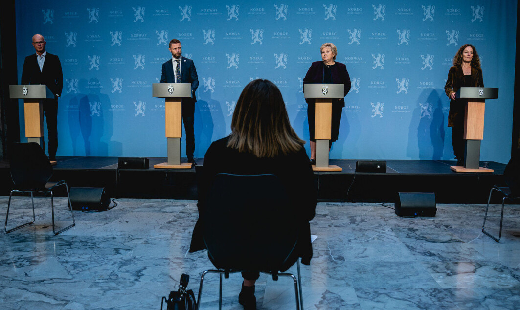 Eksperter tar stadig mer plass i norsk politikk. Her helsedirektør Bjørn Guldvog, helse- og omsorgsminister Bent Høie, statsminister Erna Solberg og direktør i Folkehelseinstituttet Camilla Stoltenberg på pressekonferanse høsten 2020. Eksperter tar stadig mer plass i norsk politikk. Her helsedirektør Bjørn Guldvog, helse- og omsorgsminister Bent Høie, statsminister Erna Solberg og direktør i Folkehelseinstituttet Camilla Stoltenberg på pressekonferanse høsten 2020.
