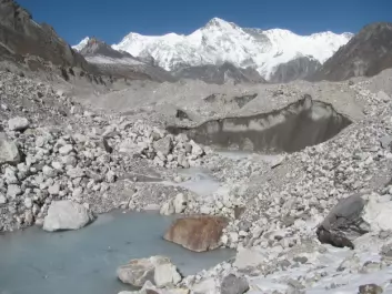 Isen i Himalaya smelter jevnt, selv om det ikke går like kjapt i alle områder. Her fra Ngozumpa-breen i nærheten av Mount Everest, i Nepal. (Foto: Kimberly Casey)