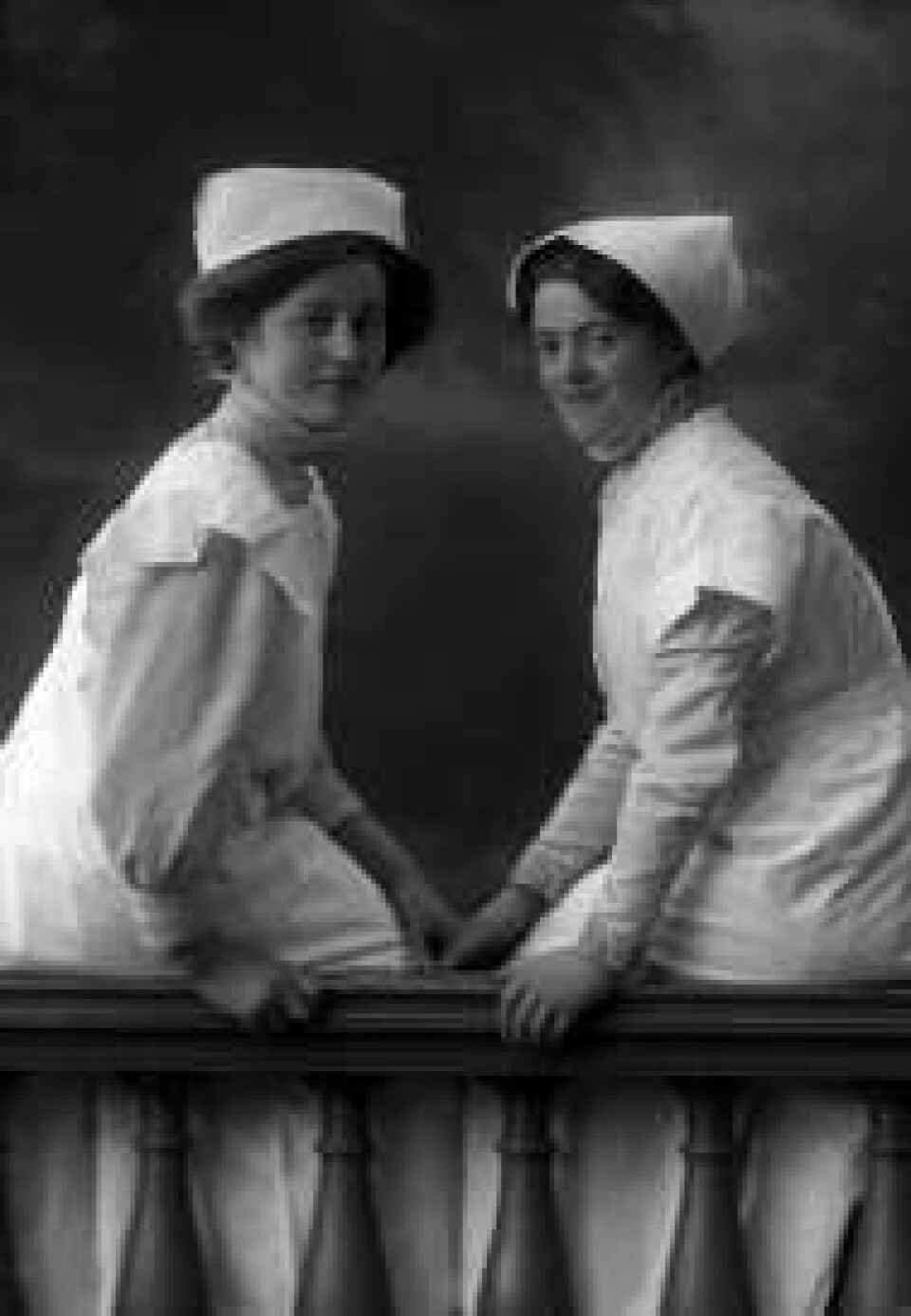 To tjenestejenter - også kalt piger - fra 1909. (Foto: Gustav Borgen/Norsk Folkemuseum)