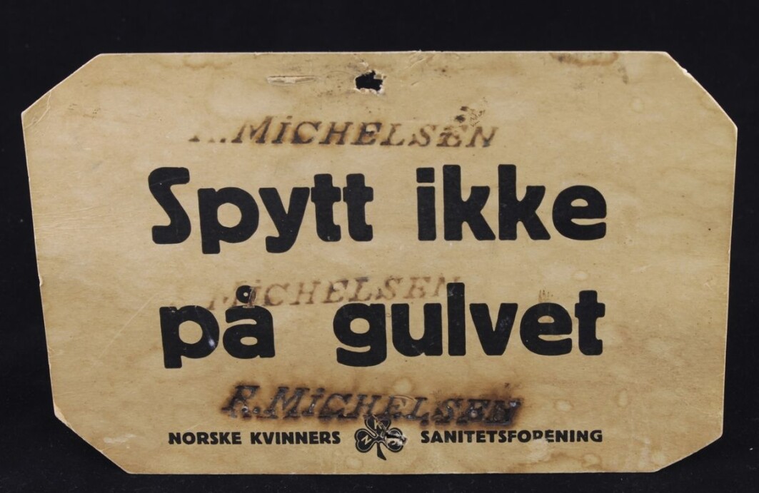 Folk sluttet å spytte inne etter at tuberkulosen herjet i Norge på begynnelsen av 1900-tallet. Men enkelte trengte en påminner. Her ser vi en såkalt spytteplakat fra Norske Kvinners sanitetsforening. Folk sluttet å spytte inne etter at tuberkulosen herjet i Norge på begynnelsen av 1900-tallet. Men enkelte trengte en påminner. Her ser vi en såkalt spytteplakat fra Norske Kvinners sanitetsforening.