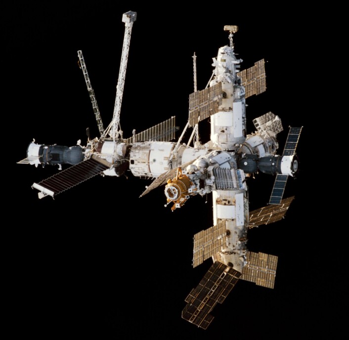 Romstasjonen Mir i 1998, sett fra romferga Endeavour. (Foto: NASA) Romstasjonen Mir i 1998, sett fra romferga Endeavour. (Foto: NASA)