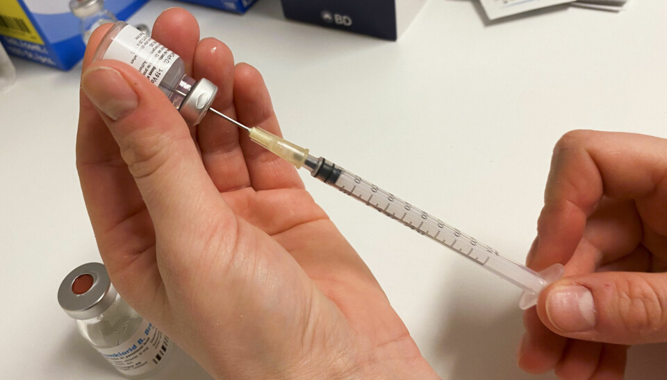 Vaksinering mot covid-19 er godt i gang i flere land, og det samme er spredning av feilinformasjon om vaksinen.