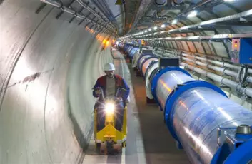 "Forskerne bruker både sykler og el-mopeder for å ta seg fram i den 27 kilometer lange tunnelen. (Foto: CERN)"