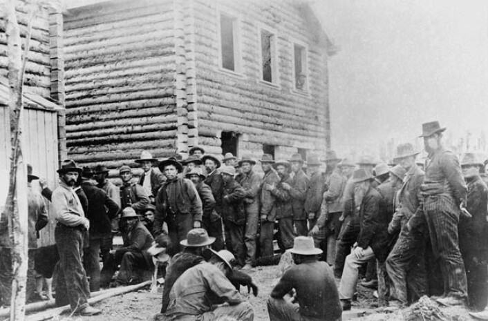 "Gullgravere registrerer seg i Klondike på slutten av 1800-tallet." (Foto: Wikimedia Commons) "Gullgravere registrerer seg i Klondike på slutten av 1800-tallet." (Foto: Wikimedia Commons)
