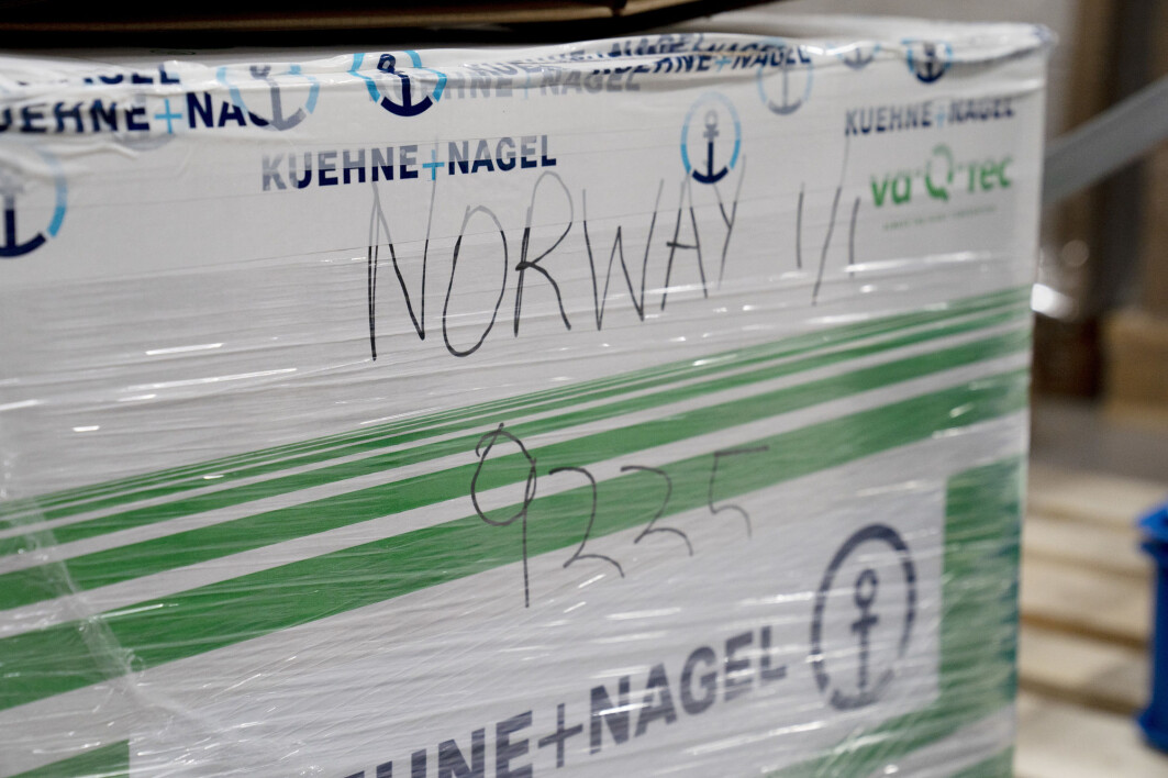 I den hvite boksen det står «Norway» på, kom Moderna-vaksinen til Norge i dag. I den hvite boksen det står «Norway» på, kom Moderna-vaksinen til Norge i dag.
