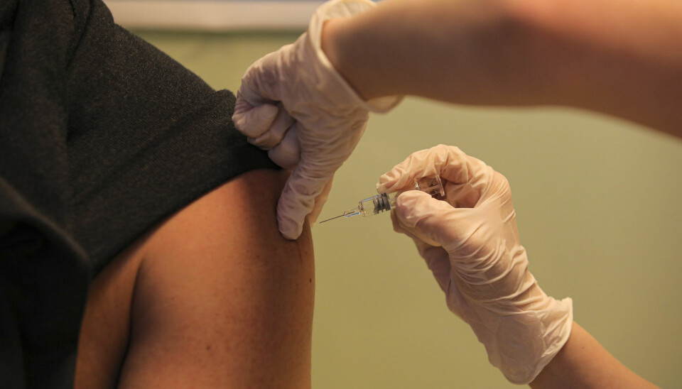 Den kinesisk-utviklede Coronavac-vaksinen har vist beskyttelse mot covid-19 i 50,4 prosent av tilfellene, viser nye tall fra tester i Brasil. Her får en forsøksperson vaksinen i Tyrkia.