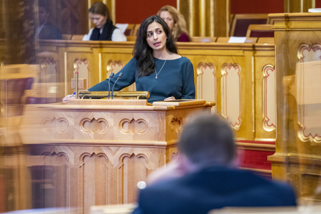 I de to Facebook-gruppene Katrine Fangen har fulgt, blir muslimske kvinner med politisk makt sett som representanter for «snik-islamisering». Det hjelper ikke om de i offentligheten står for sekulære verdier, som for eksempel nestleder i AP, Hadia Tajik. I de to Facebook-gruppene Katrine Fangen har fulgt, blir muslimske kvinner med politisk makt sett som representanter for «snik-islamisering». Det hjelper ikke om de i offentligheten står for sekulære verdier, som for eksempel nestleder i AP, Hadia Tajik.