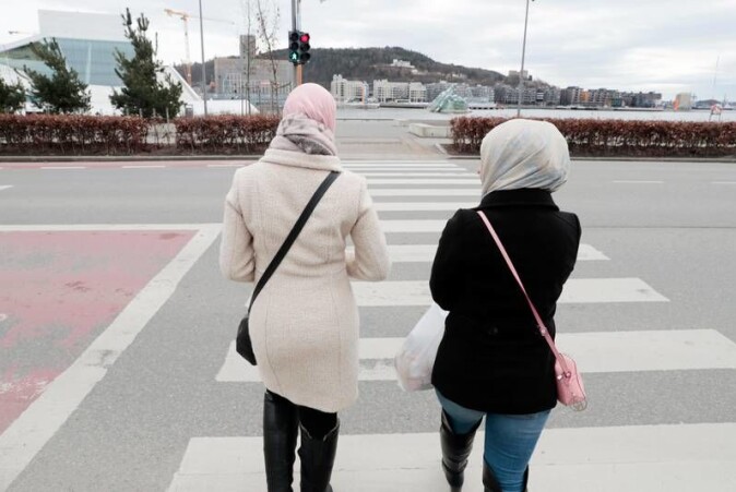I de to Facebook-gruppene tegnes et bilde av muslimske kvinner som undertrykte, men det gis uttrykk for at de har valgt det selv. I de to Facebook-gruppene tegnes et bilde av muslimske kvinner som undertrykte, men det gis uttrykk for at de har valgt det selv.