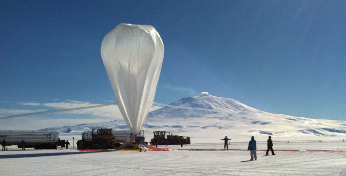 Ballongen Super-TIGER sendes opp fra Long Duration Balloon site ved McMurdo-basen på Rossøya ved kysten av Antarktis, 8. desember 2012. (Foto: NASA) Ballongen Super-TIGER sendes opp fra Long Duration Balloon site ved McMurdo-basen på Rossøya ved kysten av Antarktis, 8. desember 2012. (Foto: NASA)