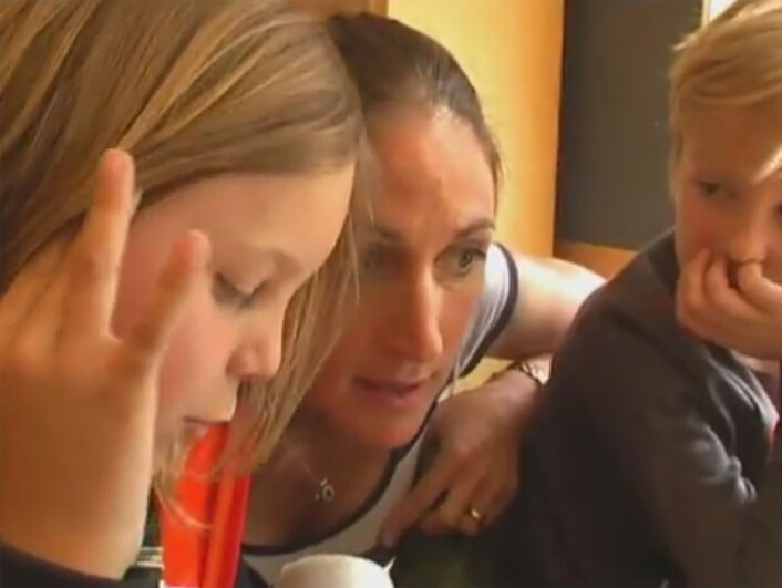 Lærer Wera Gentele med to elever fra en av skolene i Sollentuna utenfor Stockholm. (Foto: (Bilde: Fra video på YouTube av Arne Trageton)) Lærer Wera Gentele med to elever fra en av skolene i Sollentuna utenfor Stockholm. (Foto: (Bilde: Fra video på YouTube av Arne Trageton))