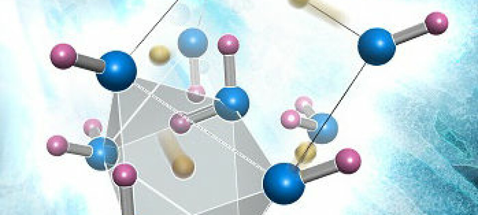 Strukturen i et iskrystall. Oksygenatomer er blå og hydrogenatomer er lyserøde. Frie hydrogenatomer er gullfargede. Tidligere trodde forskerne at disse bare fantes inne i den grå mangekanten, som på figuren. De nye resultatene viser at de kan være andre steder. Dette kan forklare at hydrogenatomene frigjøres ved lavere trykk enn antatt. (Figur: Oak Ridge National Laboratory)