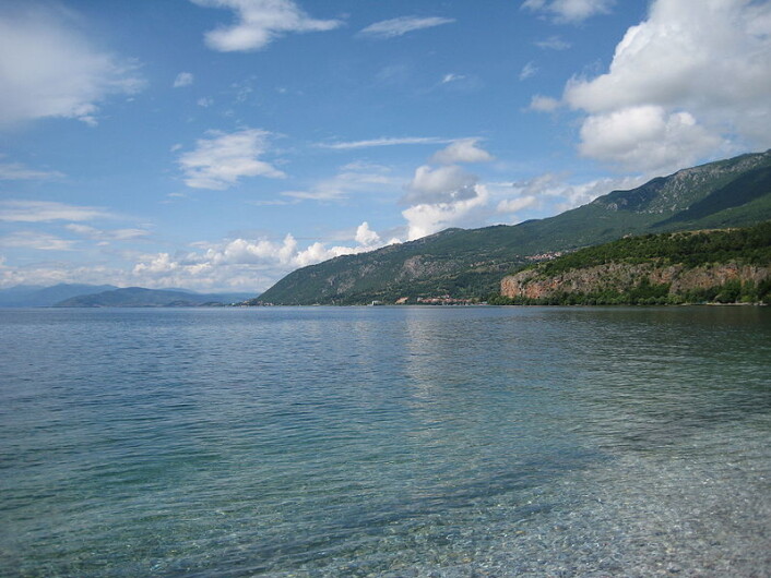 To tredeler av Ohridsjøen ligger i Makedonia, resten i Albania. Tidligere har biologer fra de to landene forsket på hver sin side av innsjøen. Inntil nå. (Foto: Wikipedia) To tredeler av Ohridsjøen ligger i Makedonia, resten i Albania. Tidligere har biologer fra de to landene forsket på hver sin side av innsjøen. Inntil nå. (Foto: Wikipedia)