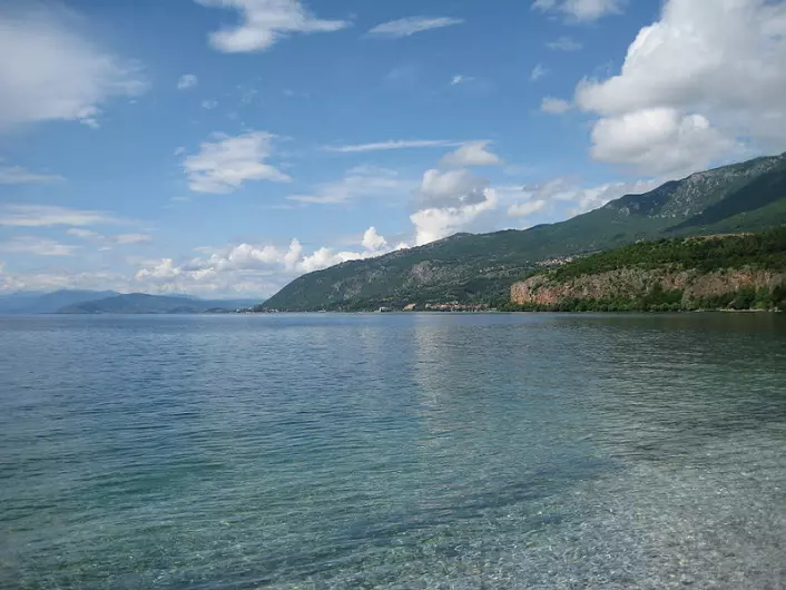 To tredeler av Ohridsjøen ligger i Makedonia, resten i Albania. Tidligere har biologer fra de to landene forsket på hver sin side av innsjøen. Inntil nå. (Foto: Wikipedia)