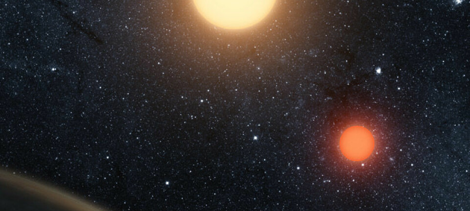 NASAs Kepler-romteleskop har oppdaget en planet hvor to soler går ned bak horisonten istedenfor bare en. Planeten kalles Kepler-16-b, og er trolig ikke beboelig. Det er en kald gassverden. Den gule dvergstjernen har en masse rundt 69 prosent av vår sol, og den røde dvergstjernen bare rundt 20 prosent. (Illustrasjon: NASA/JPL-Caltech)
