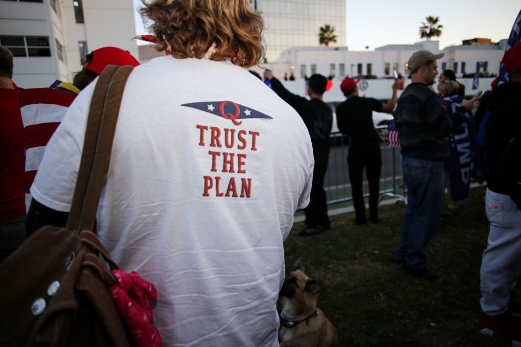 En Trump-supporter har på seg en QAnon t-shirt under en demonstrasjon i California i november. Tilhengene av QAnon mener blant annet at det eksisterer et hemmelig nettverk i USA av mektige personer, blant andre ekteparet Clinton og Obama, som styrer verden. Organisasjonen tror at Donald Trump er deres redning. En Trump-supporter har på seg en QAnon t-shirt under en demonstrasjon i California i november. Tilhengene av QAnon mener blant annet at det eksisterer et hemmelig nettverk i USA av mektige personer, blant andre ekteparet Clinton og Obama, som styrer verden. Organisasjonen tror at Donald Trump er deres redning.