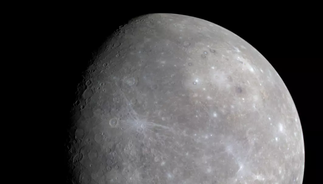 Merkurs golde overflate sett av MESSENGER-sonden, under den første turen forbi planeten i 2008. Sonden gikk senere inn i bane i 2011.