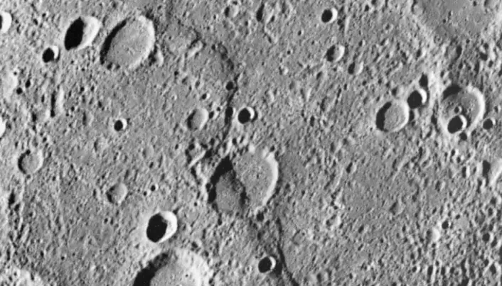 Et nærbilde av Merkurs overflate, som viser en forkastning i overflaten.