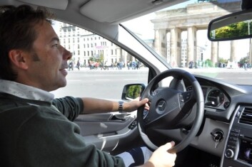 Tyskland er foregangslandet i Europa på hydrogen-området. Her kjører Steffen Møller-Holst lydløst gjennom Berlin med hydrogen på tanken – og vann som eneste utslipp fra bilen. (Foto: Sintef/Svein Tønseth) Tyskland er foregangslandet i Europa på hydrogen-området. Her kjører Steffen Møller-Holst lydløst gjennom Berlin med hydrogen på tanken – og vann som eneste utslipp fra bilen. (Foto: Sintef/Svein Tønseth)