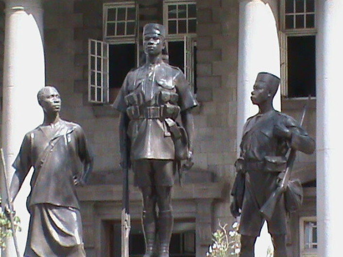 Mau Mau er frihetskjemperne som på 1950-tallet motsatte seg det britiske kolonistyret i Kenya. Angivelig ser Mungiki-bevegelsen opp til disse krigerne. (Foto: Wikimedia Commons) Mau Mau er frihetskjemperne som på 1950-tallet motsatte seg det britiske kolonistyret i Kenya. Angivelig ser Mungiki-bevegelsen opp til disse krigerne. (Foto: Wikimedia Commons)