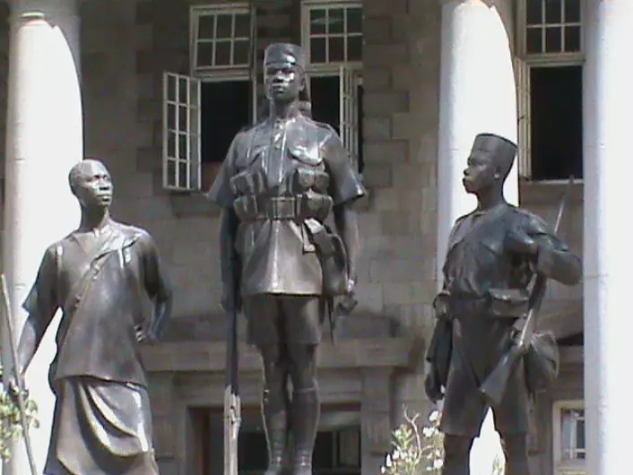 Mau Mau er frihetskjemperne som på 1950-tallet motsatte seg det britiske kolonistyret i Kenya. Angivelig ser Mungiki-bevegelsen opp til disse krigerne. (Foto: Wikimedia Commons)
