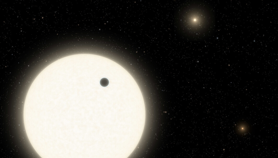 Slik har en kunstner illustrert det triple stjernesystemet. Planeten vises som en svart kule. Slik har en kunstner illustrert det triple stjernesystemet. Planeten vises som en svart kule.