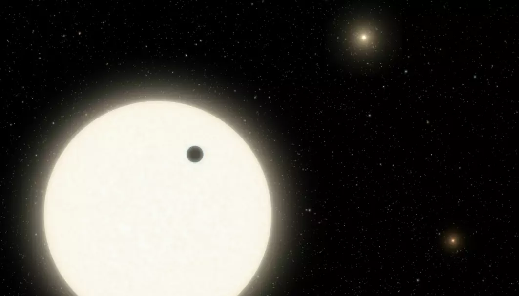 Slik har en kunstner illustrert det triple stjernesystemet. Planeten vises som en svart kule.